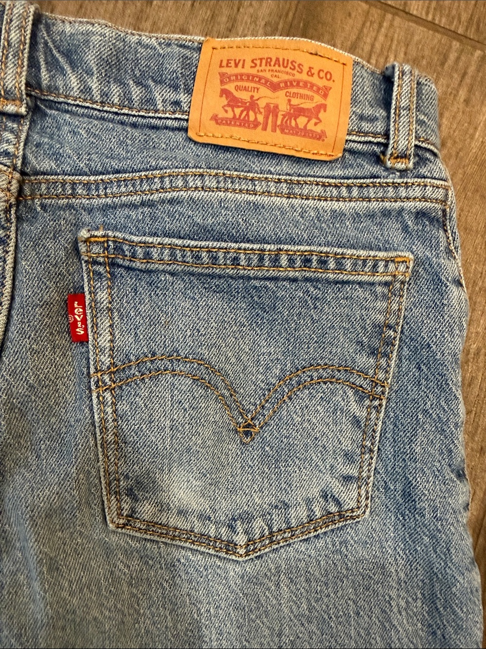 Levi's Light Wash Wide Leg Jeans with Cuffed Hem - Picture 2 of 4